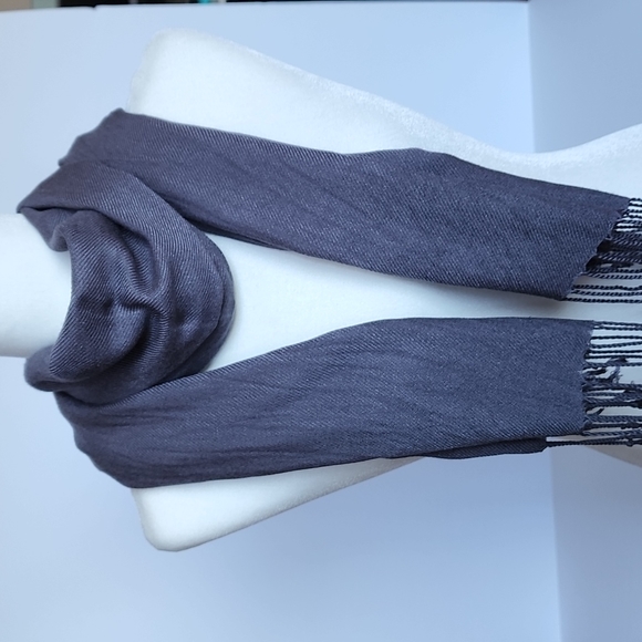 Pashmina Gray Scarf - Picture 3 of 4